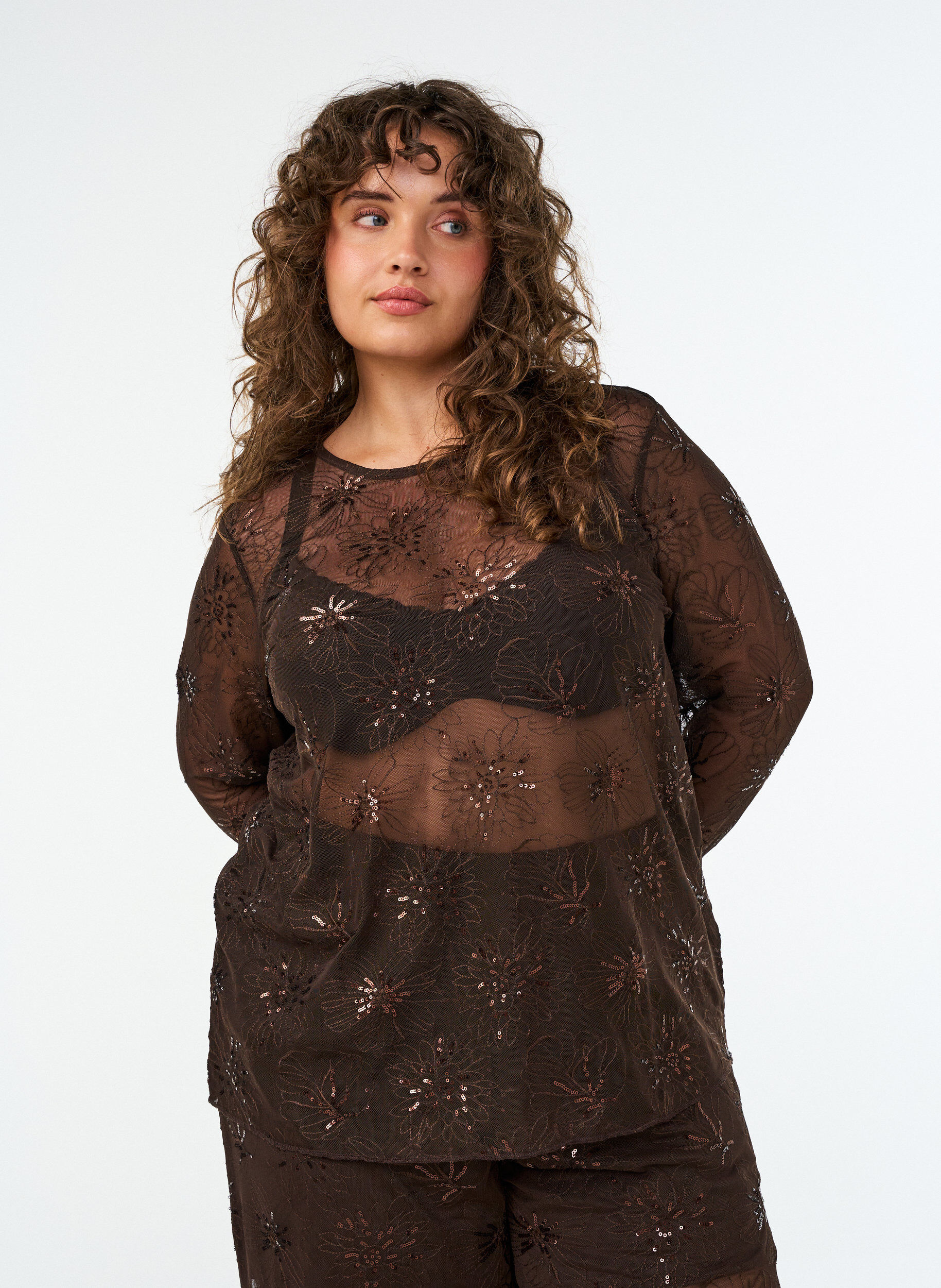 Bluse i mesh med blomster og paljetter, Brun, Model