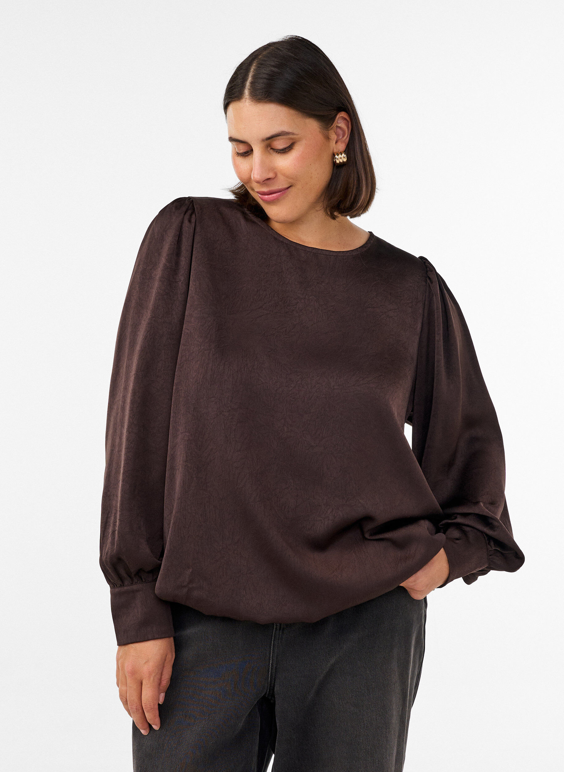 Bluse med satenglook og ballongfasong, Brun, Model