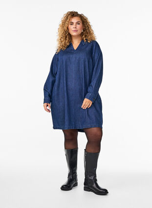 Zizzi Kort denimkjole med V-hals og krage, Dark Blue Denim, Model image number 2