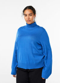 Strikkegenser med høy hals og sideknapper, Blå Strikkegenser med høy hals og sideknapper, Blå, Model