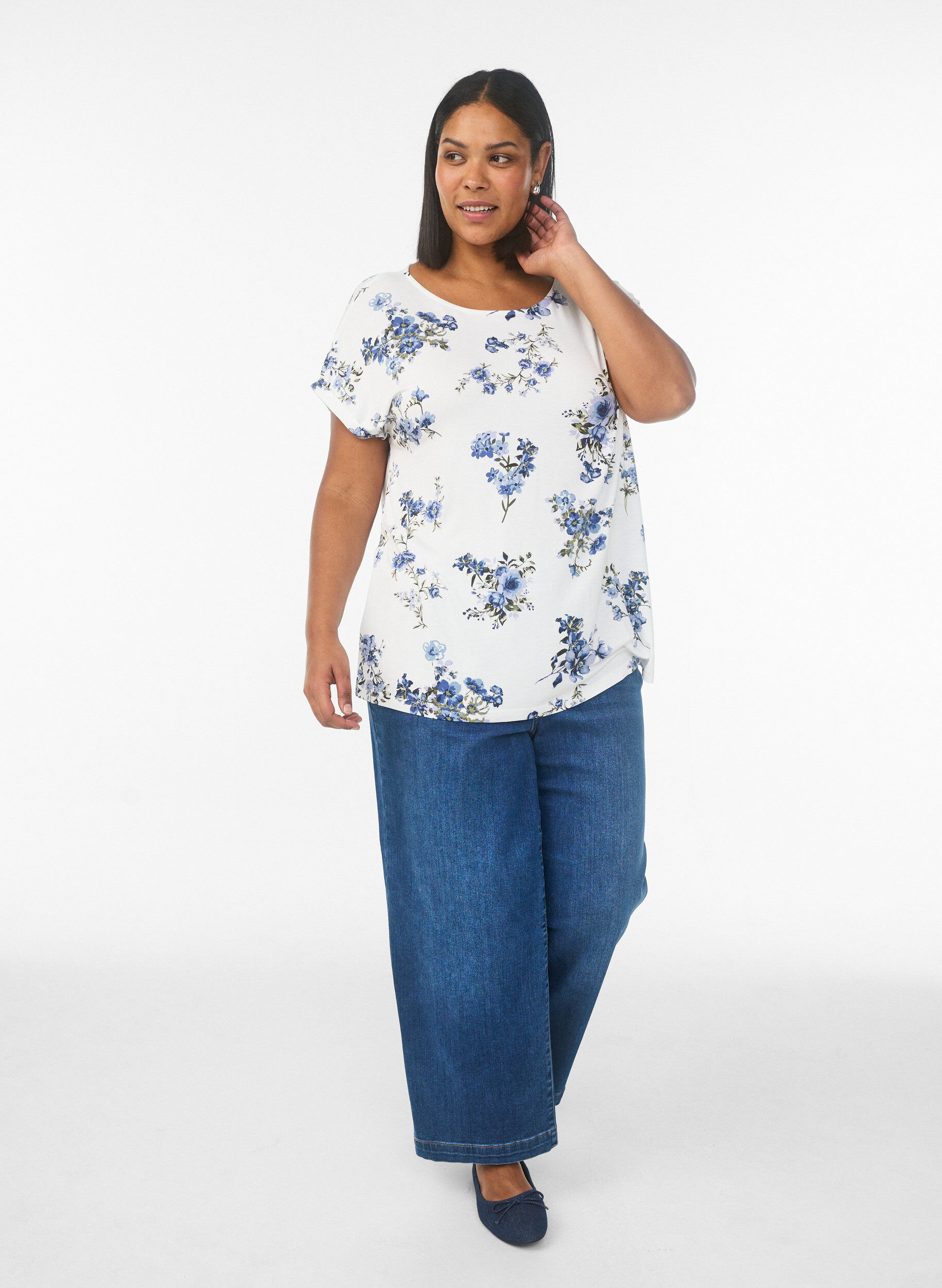 Zizzi T-skjorte med blomstertrykk, Vanilje, Model image number 1