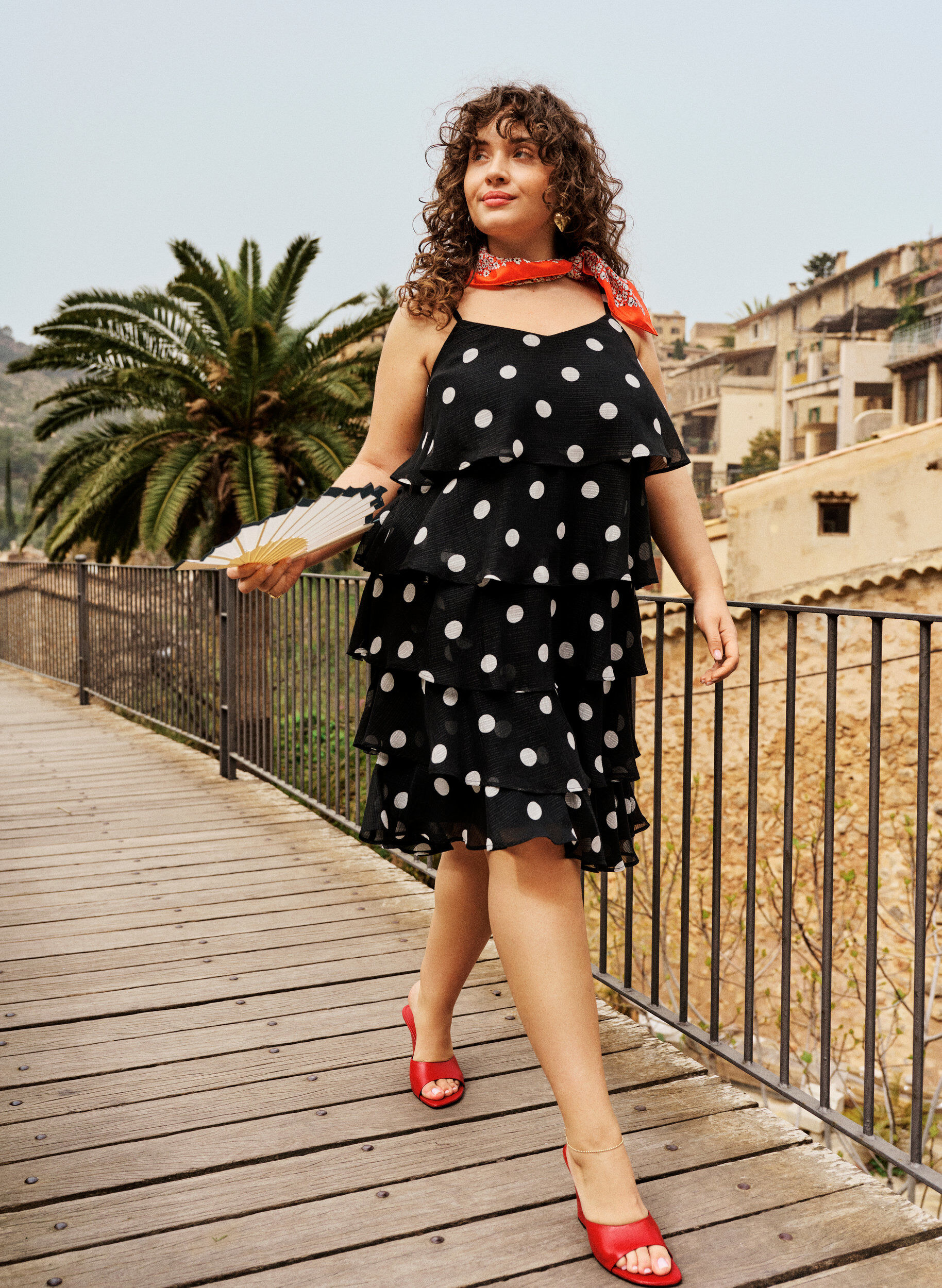 ZizziLag-p&aring;-lag kjole med volanger og spaghetti-stropper, Svart, Image image number 0