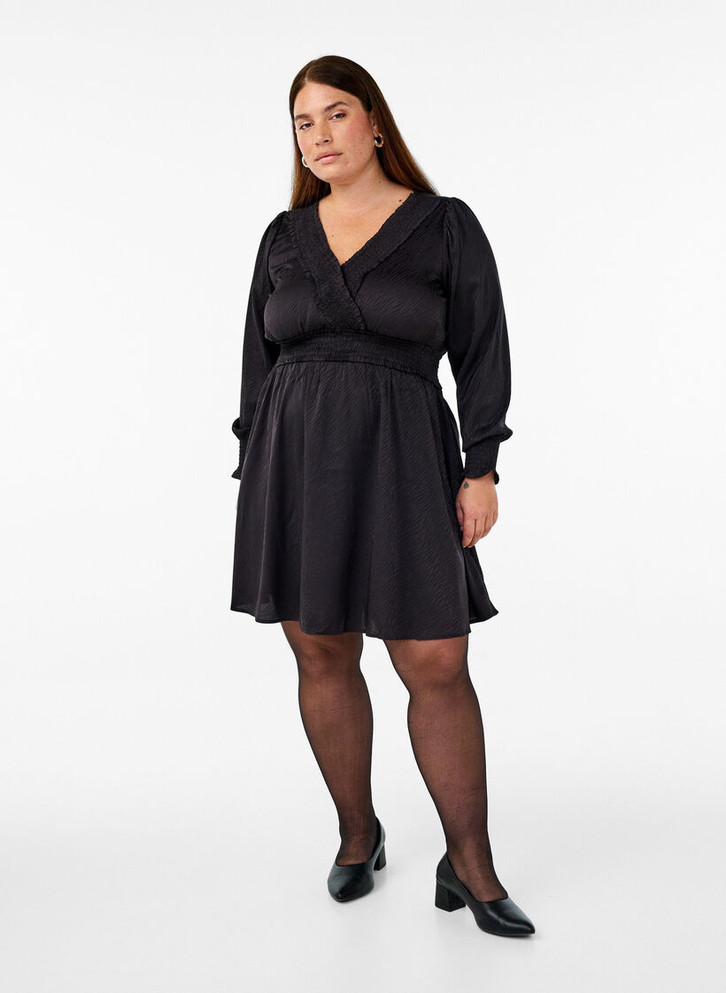 Kort kjole med smock-detaljer, Svart, Model image number 1