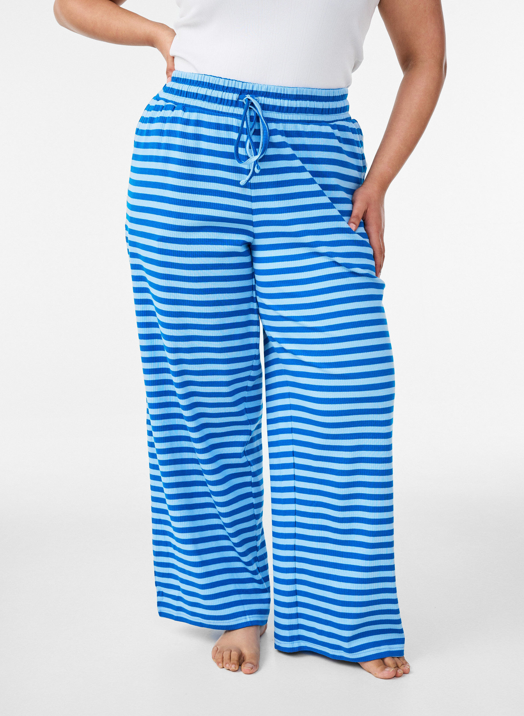 ZizziStripete pyjamasbukser med h&oslash;y midje og vide ben, Bl&aring;, Model image number 2