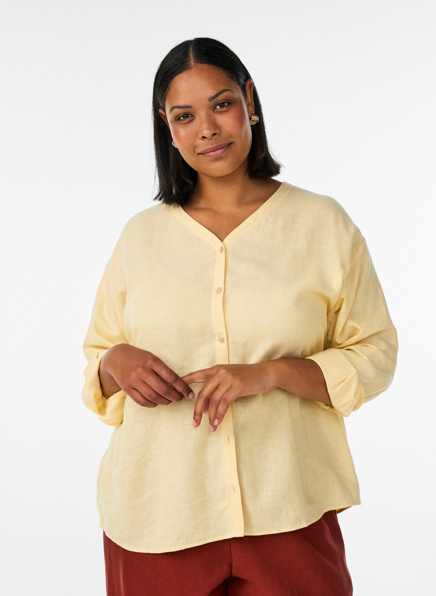 Bluse i lin og viskose med V-hals, Gul, Model
