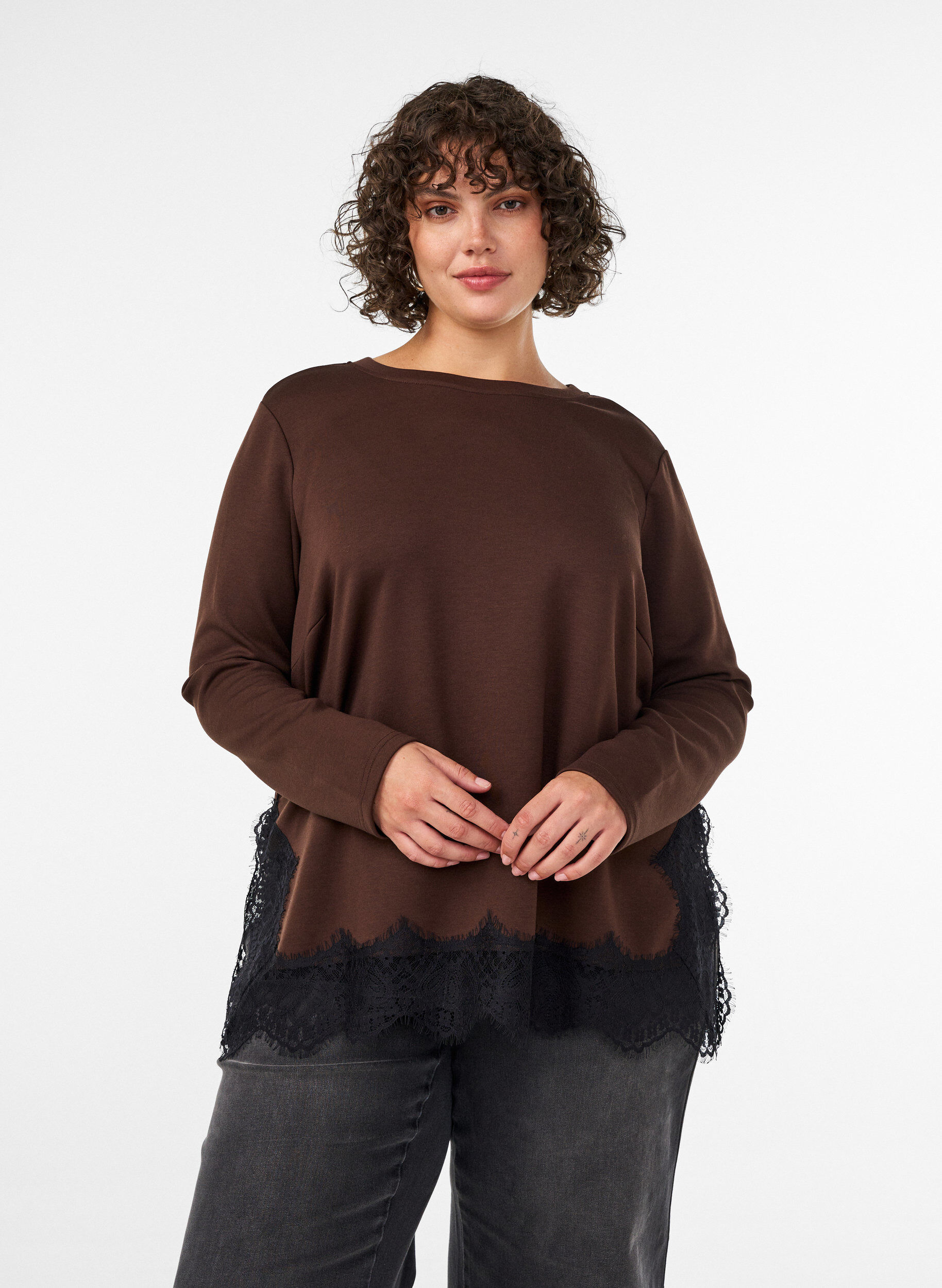 Jerseybluse med blonderkant, Brun, Model