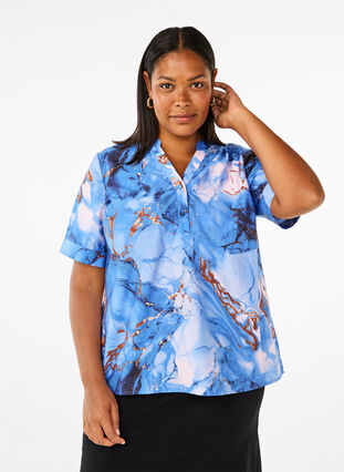 Zizzi Bluse i viskose med marmortrykk og korte ermer, Blå, Model image number 0