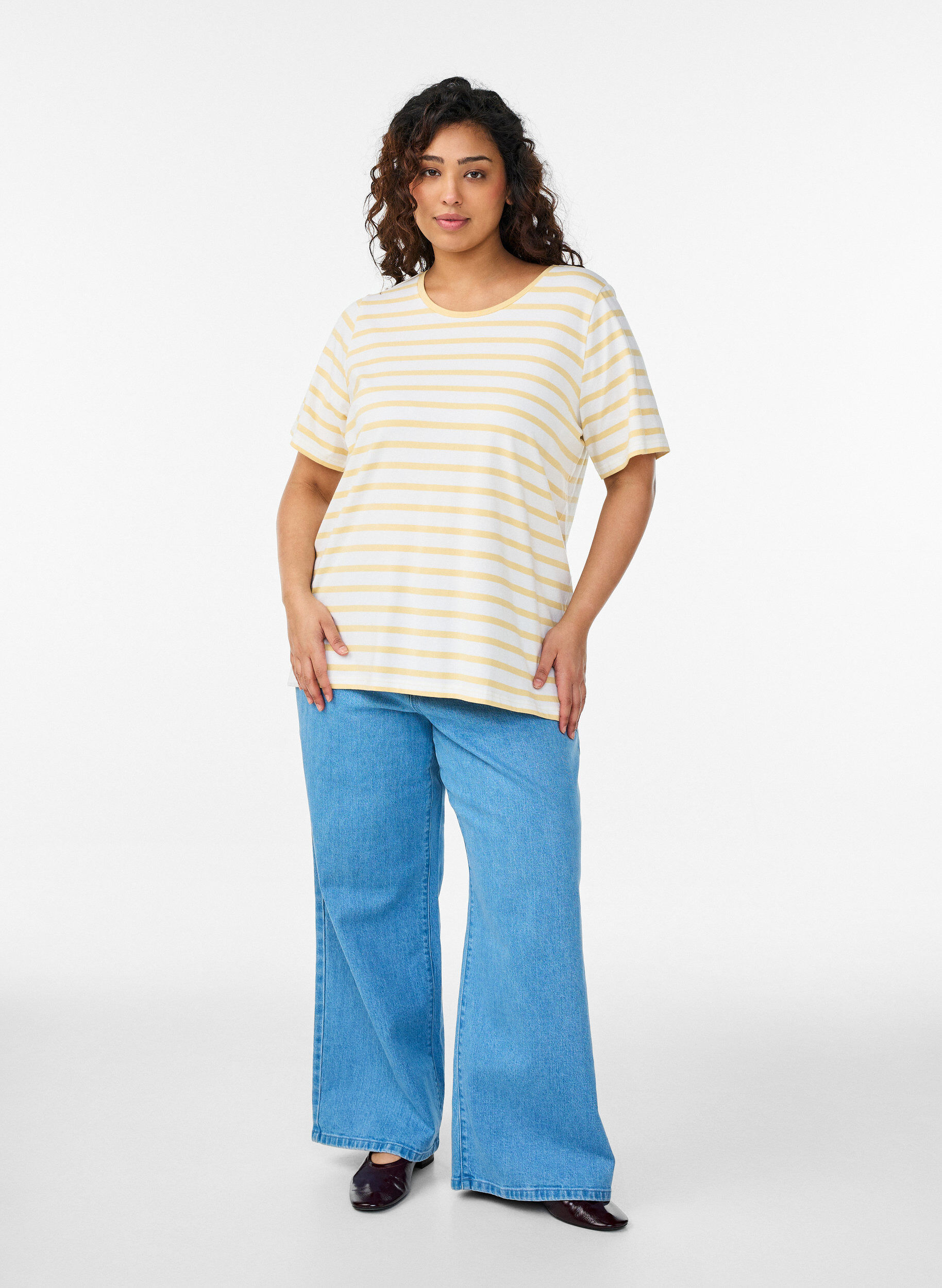 Zizzi T-skjorte i &oslash;kologisk bomull med striper, Gul, Model image number 1