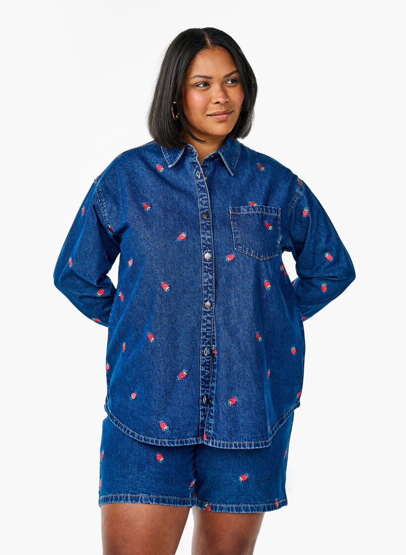Dongerishorts med broderte jordbær, B. D. Strawberries, Model