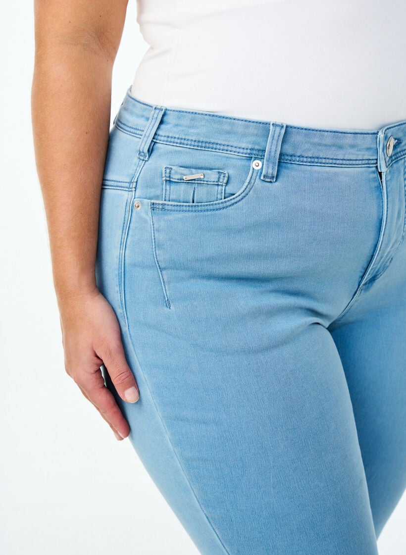 Cropped Amy jeans med glidelåsdetaljer, Blå, Model image number 3