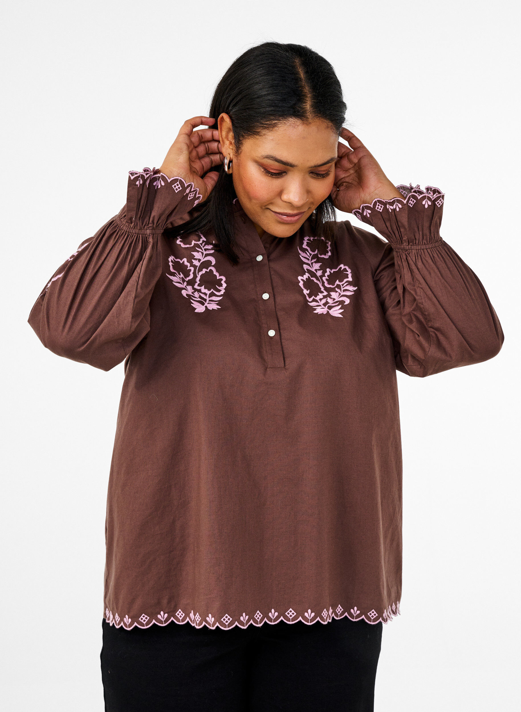 Zizzi Bluse med broderi og volangdetaljer, Brun, Model image number 0