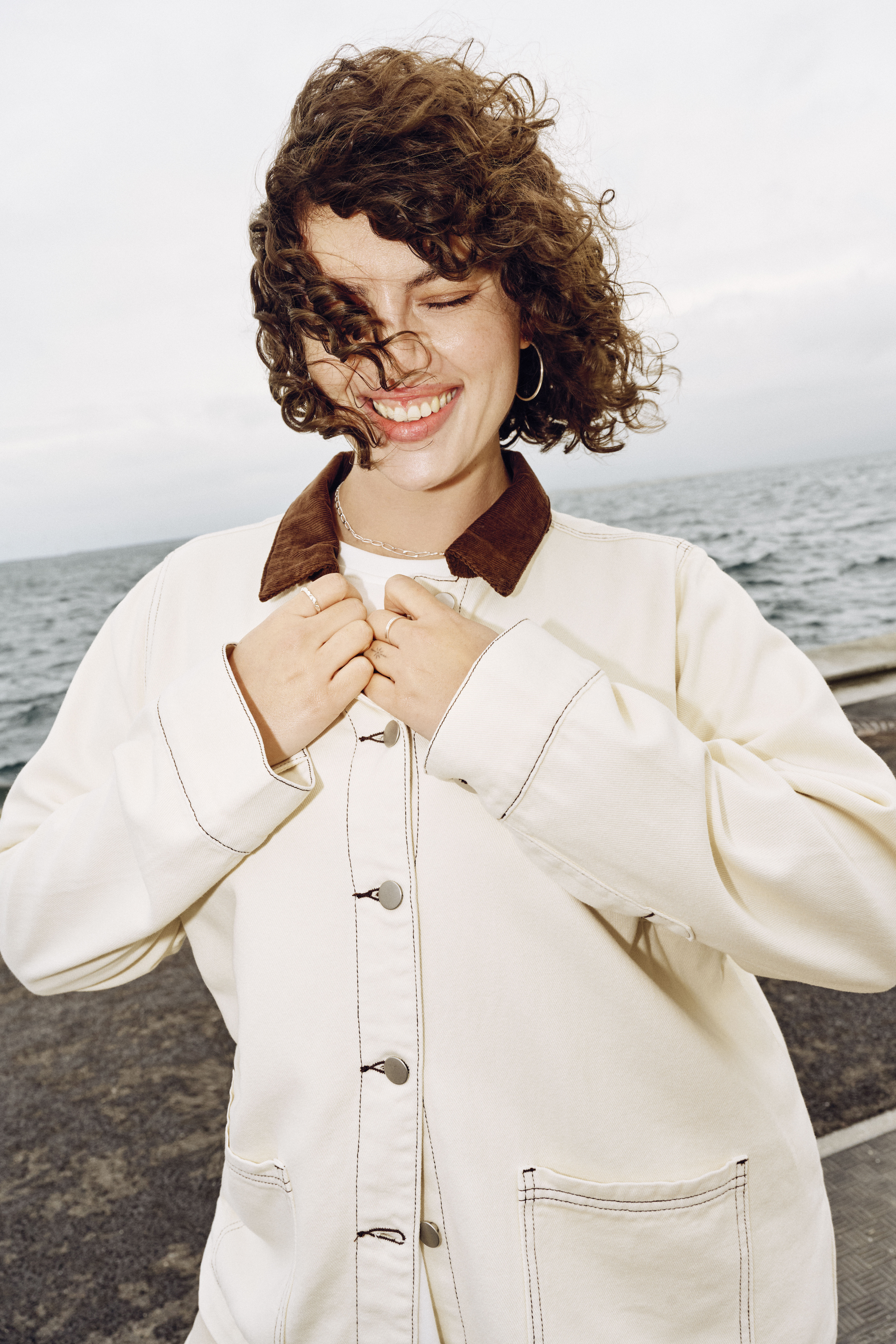 Zizzi Farget denimjakke med kontrastfarget krage, , Model