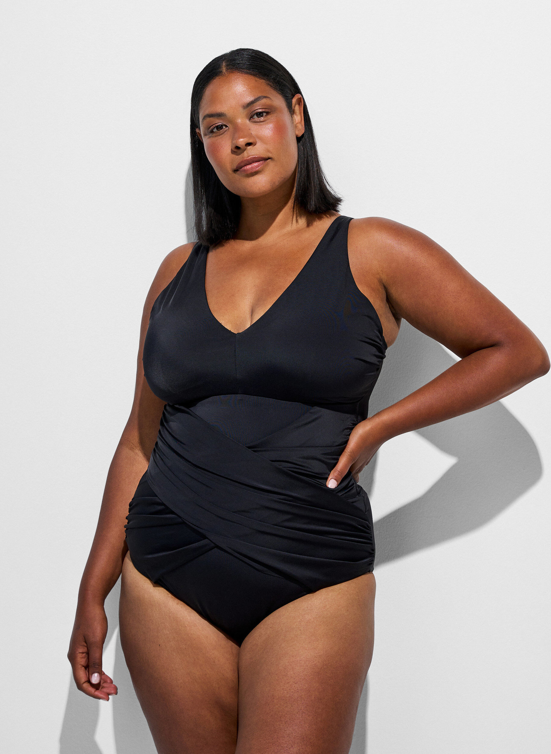 Badedrakt med drapert kryssdetalj, Svart, Model