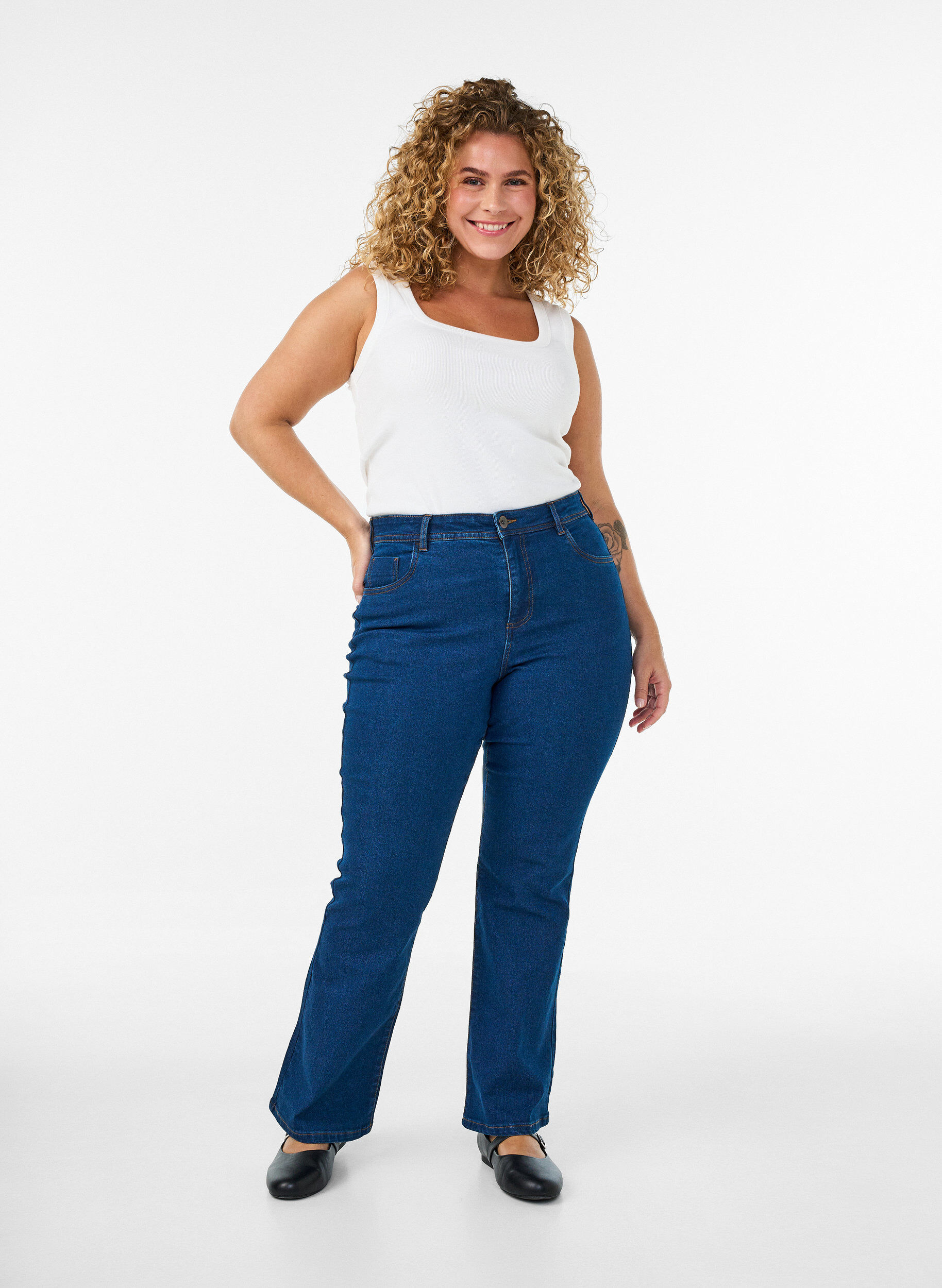 H&oslash;ytlivs jeans med bootcut, Bl&aring;, Model