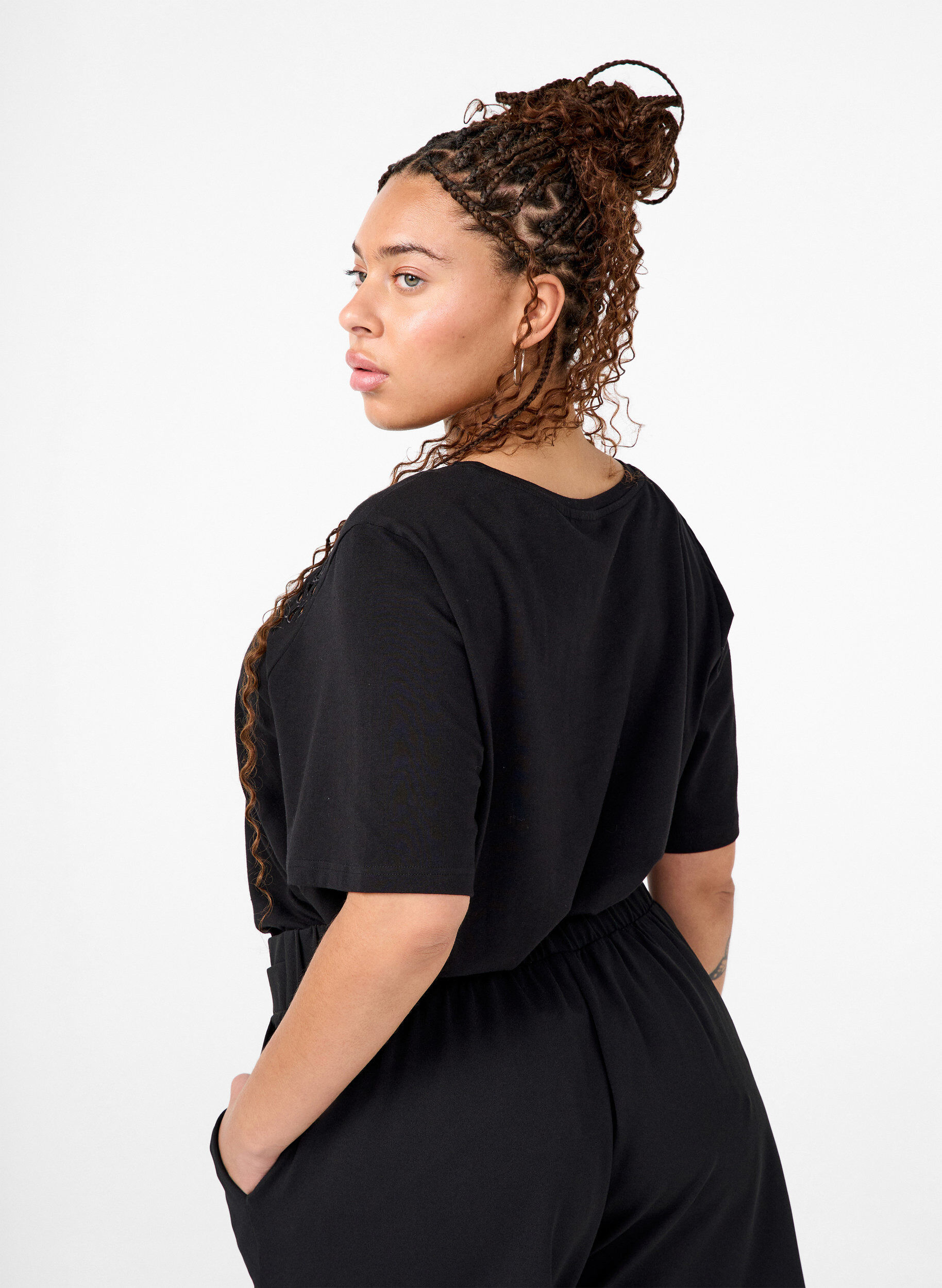 Zizzi T-skjorte i &oslash;kologisk bomull med broderidetaljer, Black, Model image number 1