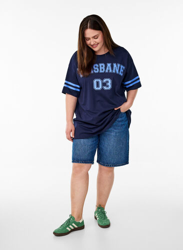 Zizzi Sporty oversized college T-skjorte, Blå, Model image number 1