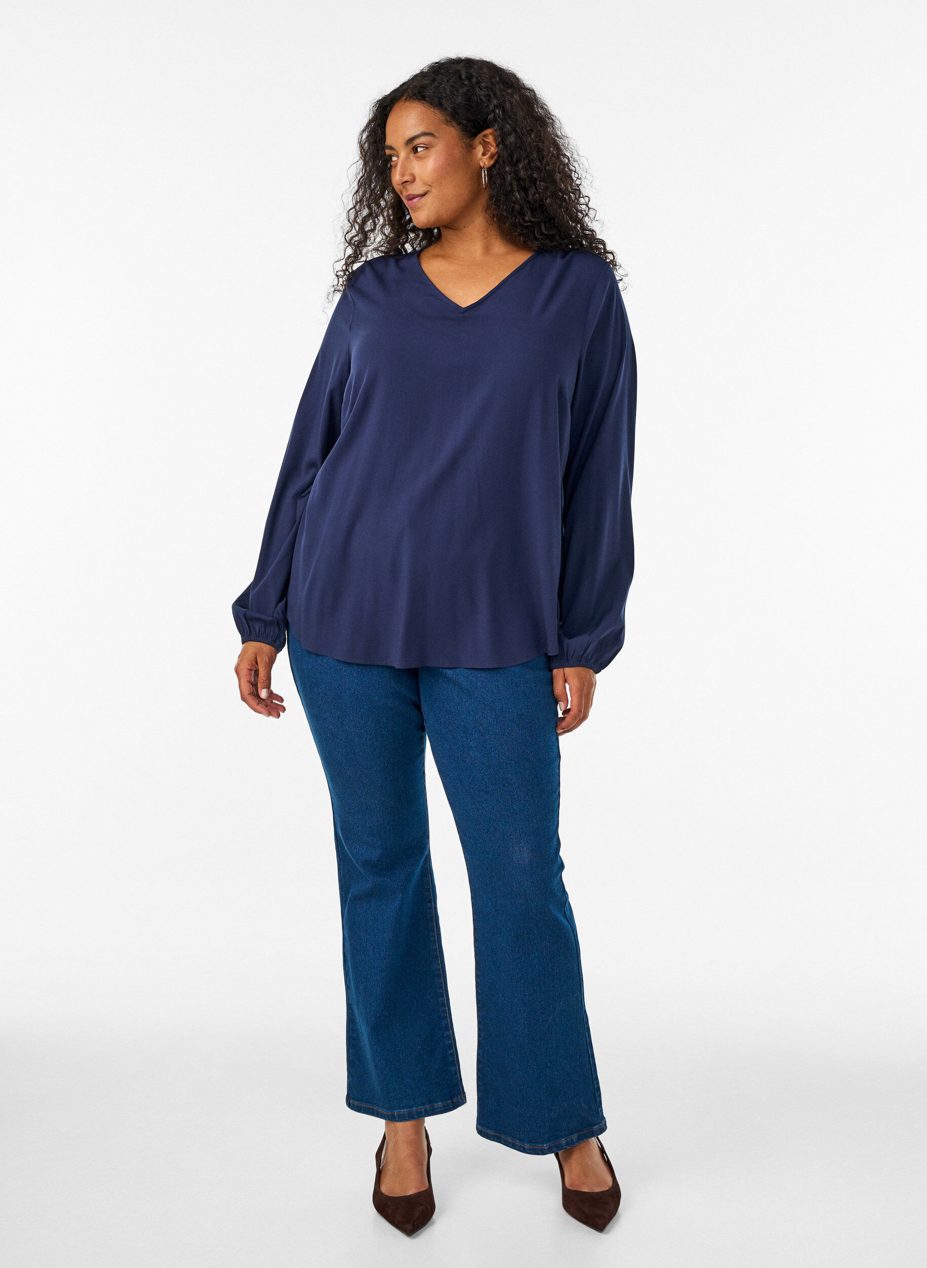 ZizziViskosebluse med V-hals og avrundet fold, Bl&aring;, Model image number 1