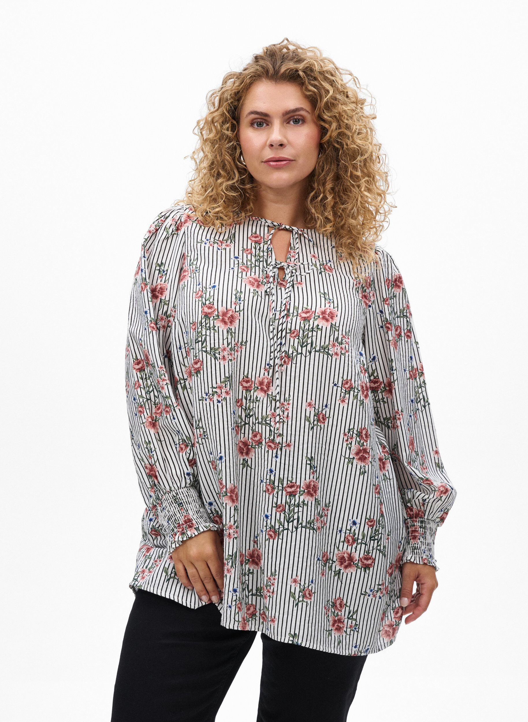 Bluse med blomstertrykk og knytedetaljer, Svart, Model