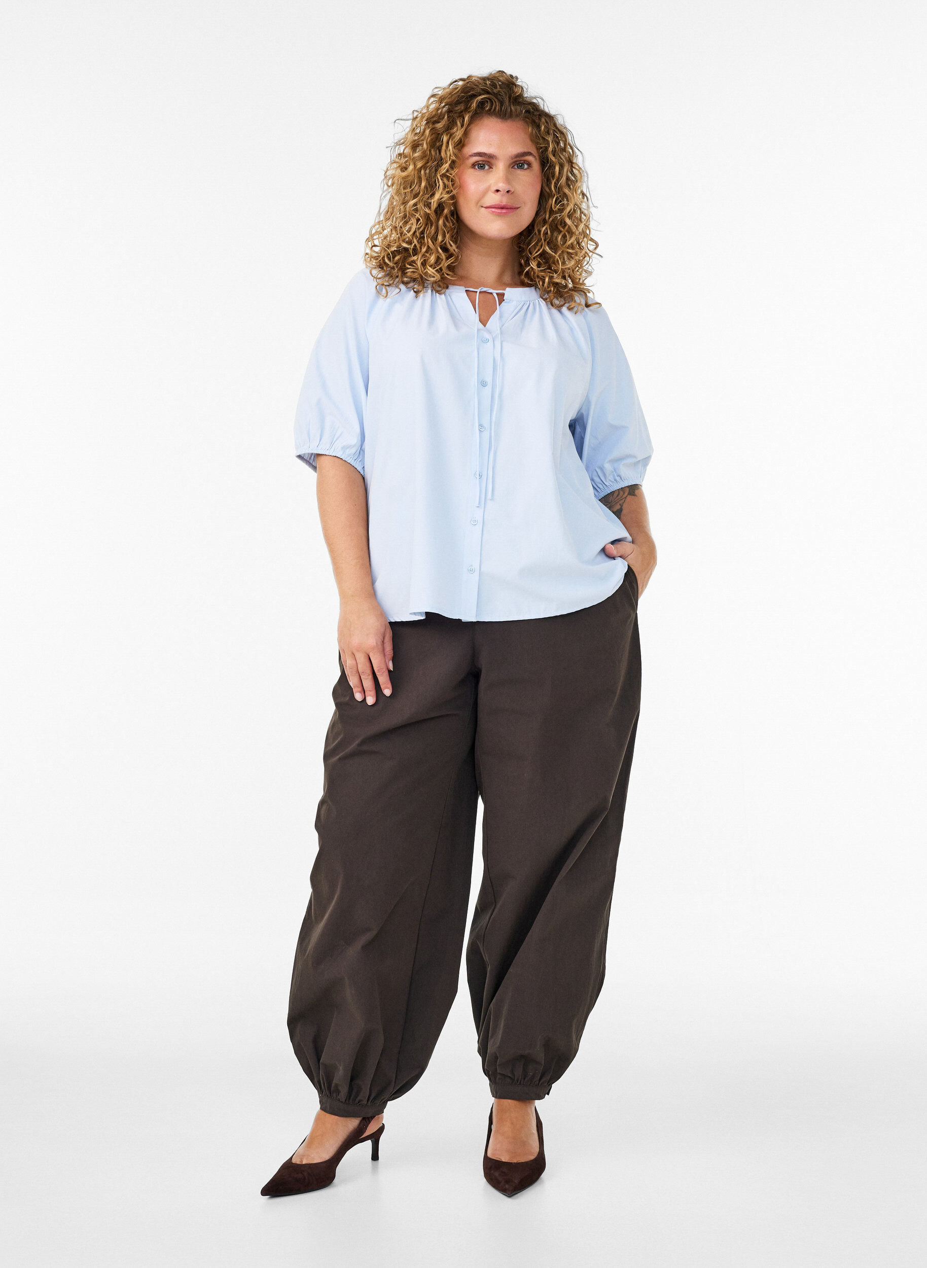 ZizziSkjortebluse med knappelukking og knytebelte, Bl&aring;, Model image number 1