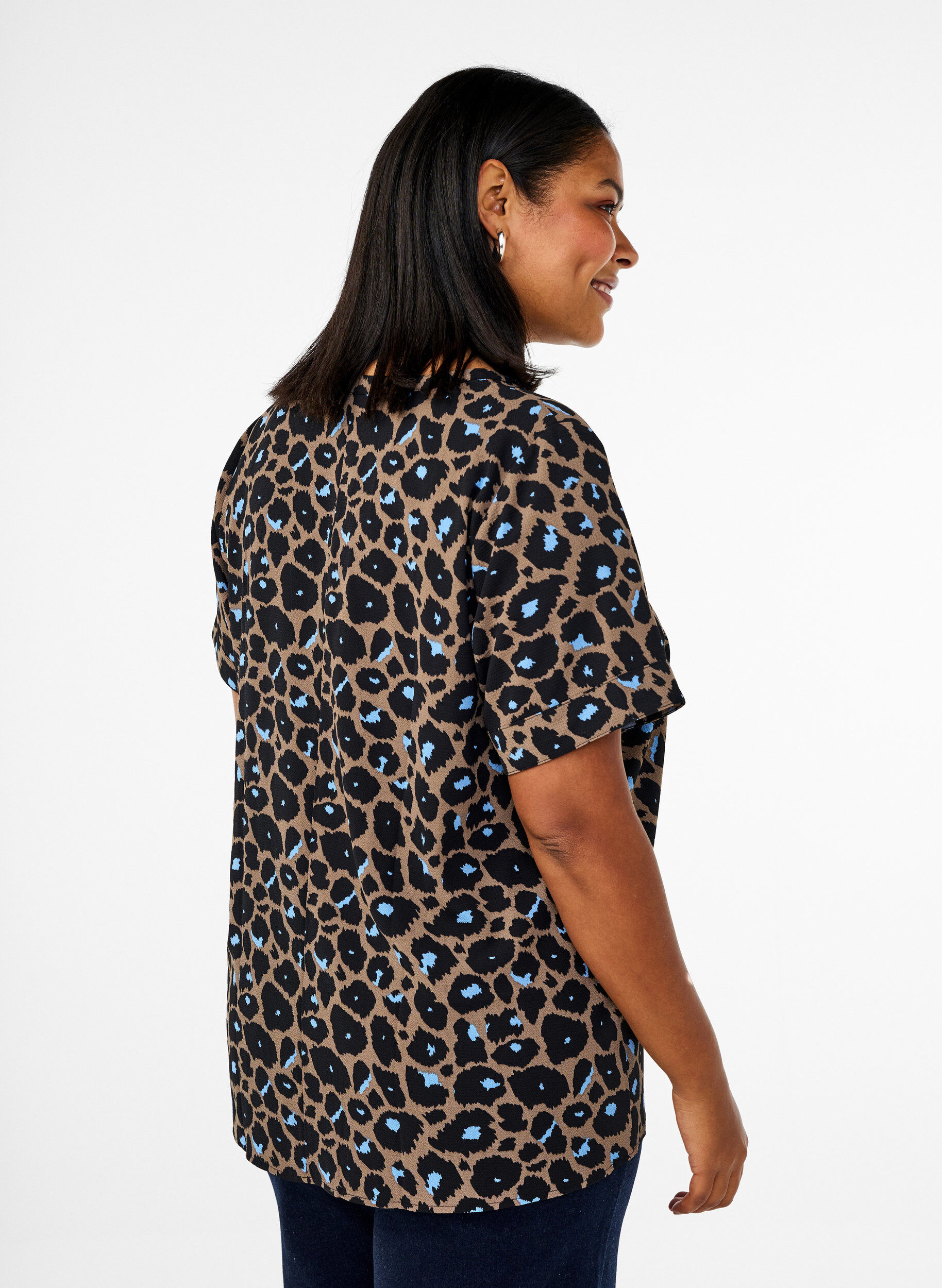 Zizzi Kortermet bluse med V-hals, Brun, Model image number 2