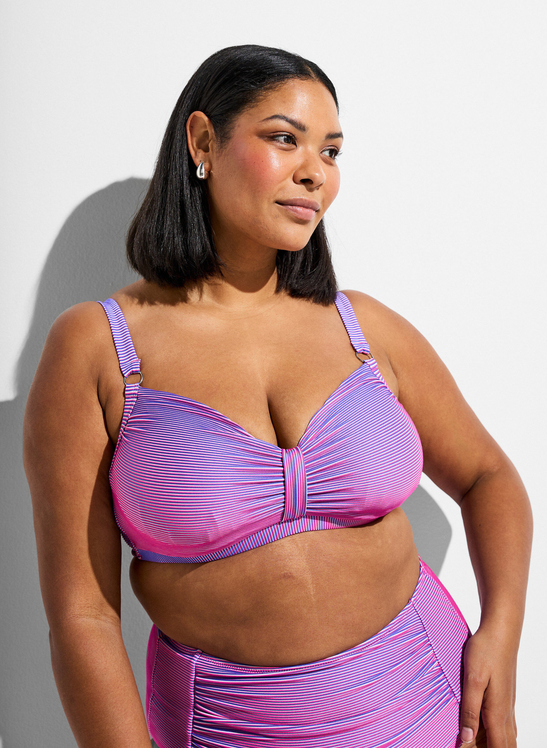 Stripete bikini-topp med spile, Rosa, Model
