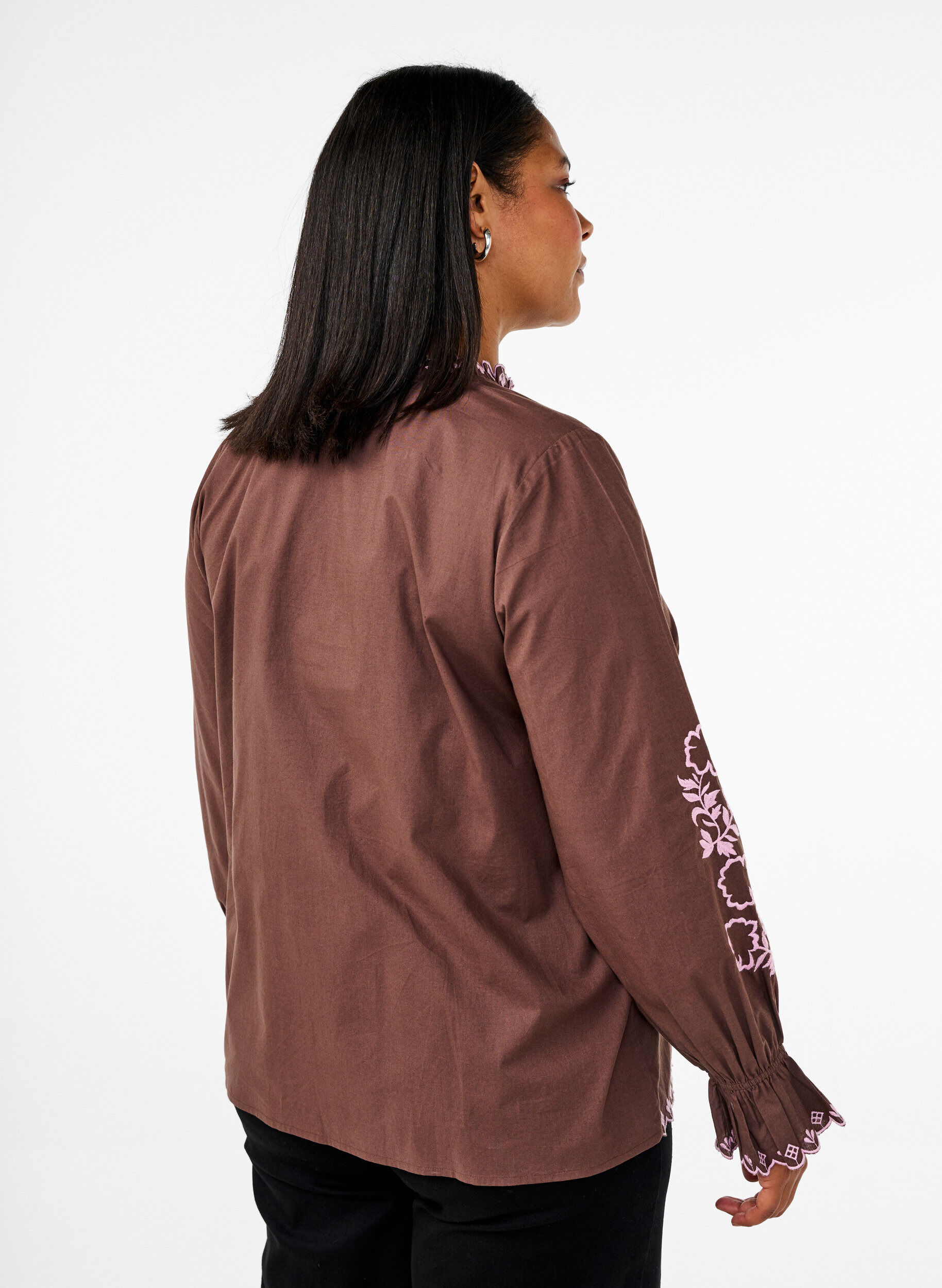 Zizzi Bluse med broderi og volangdetaljer, Brun, Model image number 2
