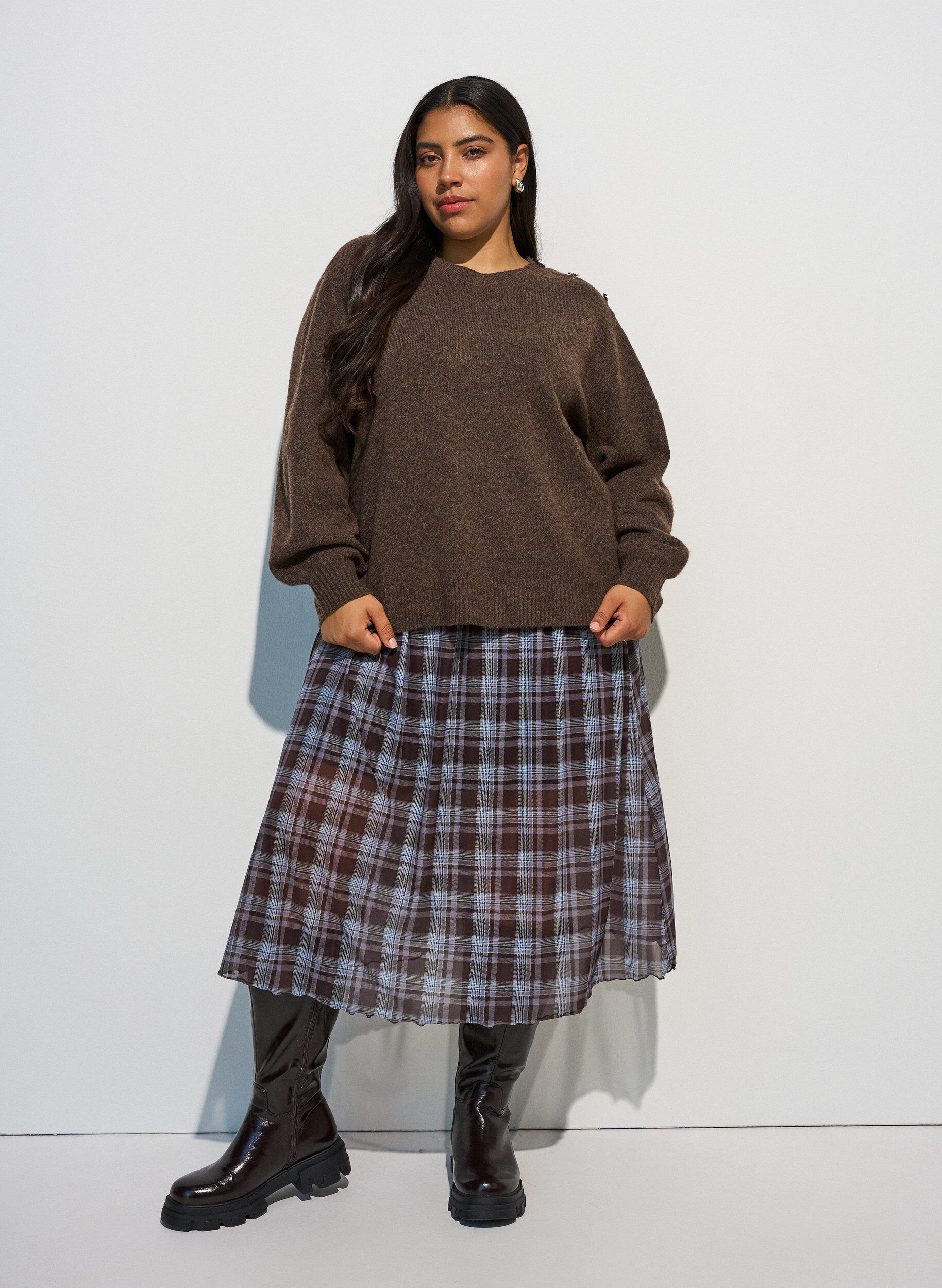 ZizziStrikket bluse med knappdetalj, Brun, Model image number 1