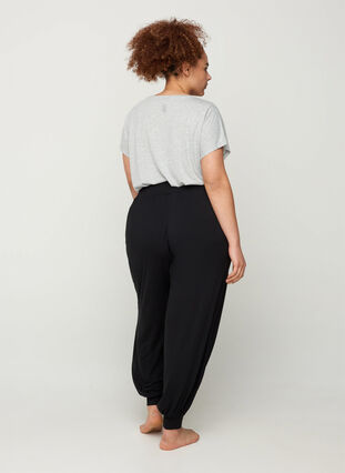 Zizzi Løse viskosebukser med lommer, Black, Model image number 1