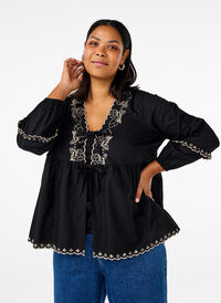 Bluse med åpen front og broderte detaljer, Svart Bluse med åpen front og broderte detaljer, Svart, Model