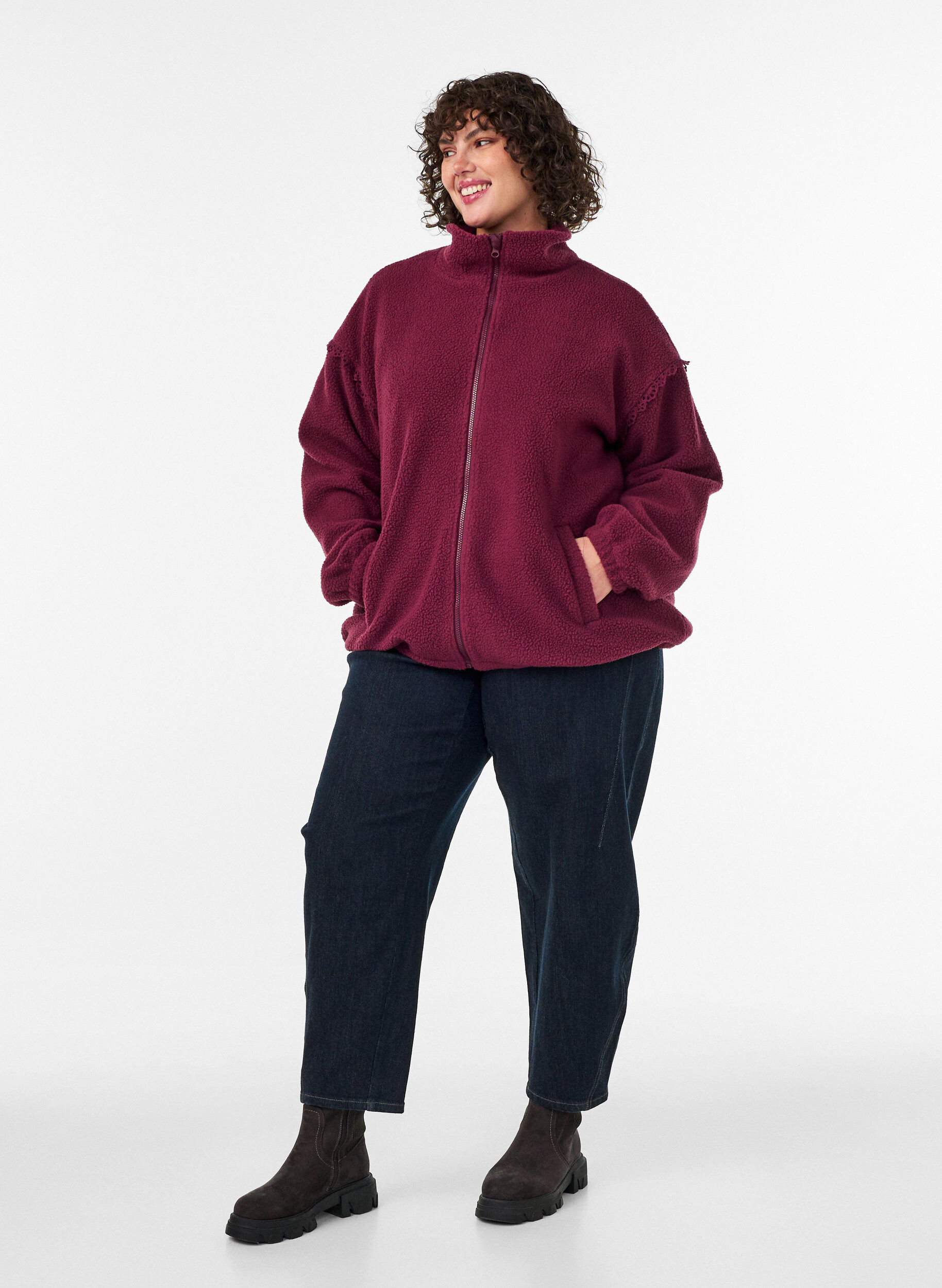 ZizziTeddyjakke med brodert kant i hullm&oslash;nster og h&oslash;y hals, R&oslash;d, Model image number 1
