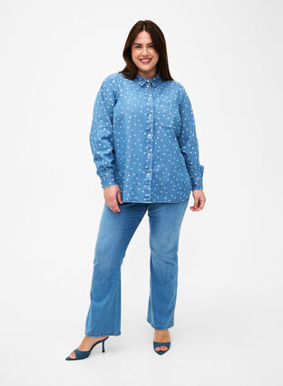 Zizzi Blomstret denimskjorte med brystlomme, Light Blue w.Flowers, Model image number 2