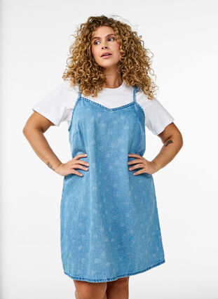 Zizzi Kort denimkjole med justerbare stropper, LBD w. Flower, Model image number 0