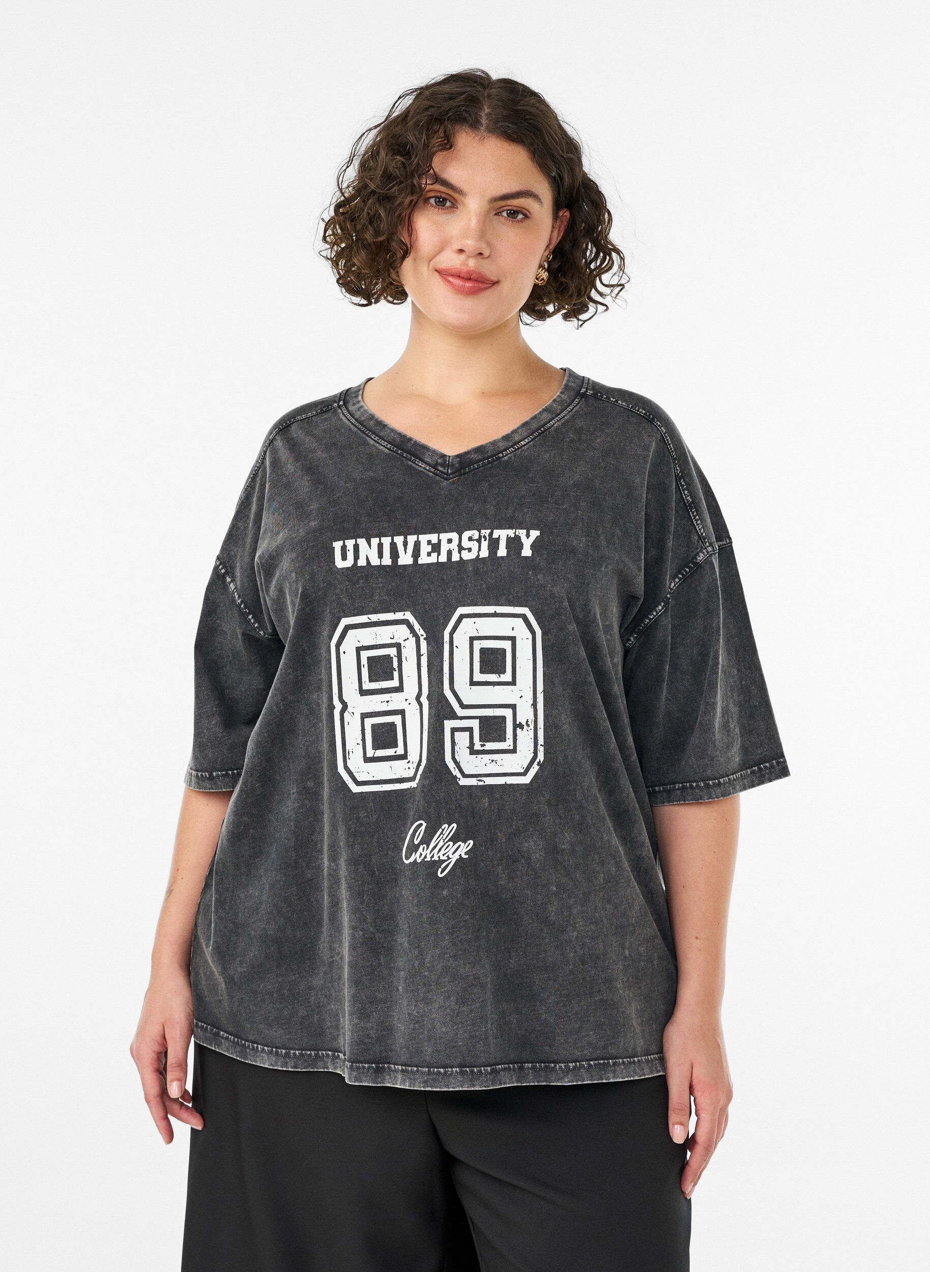 Oversized T-skjorte i &oslash;kologisk bomull med et college-trykk, Svart, Model