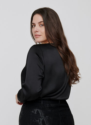 Langermet bluse med feminine knapper, Black, Model image number 1