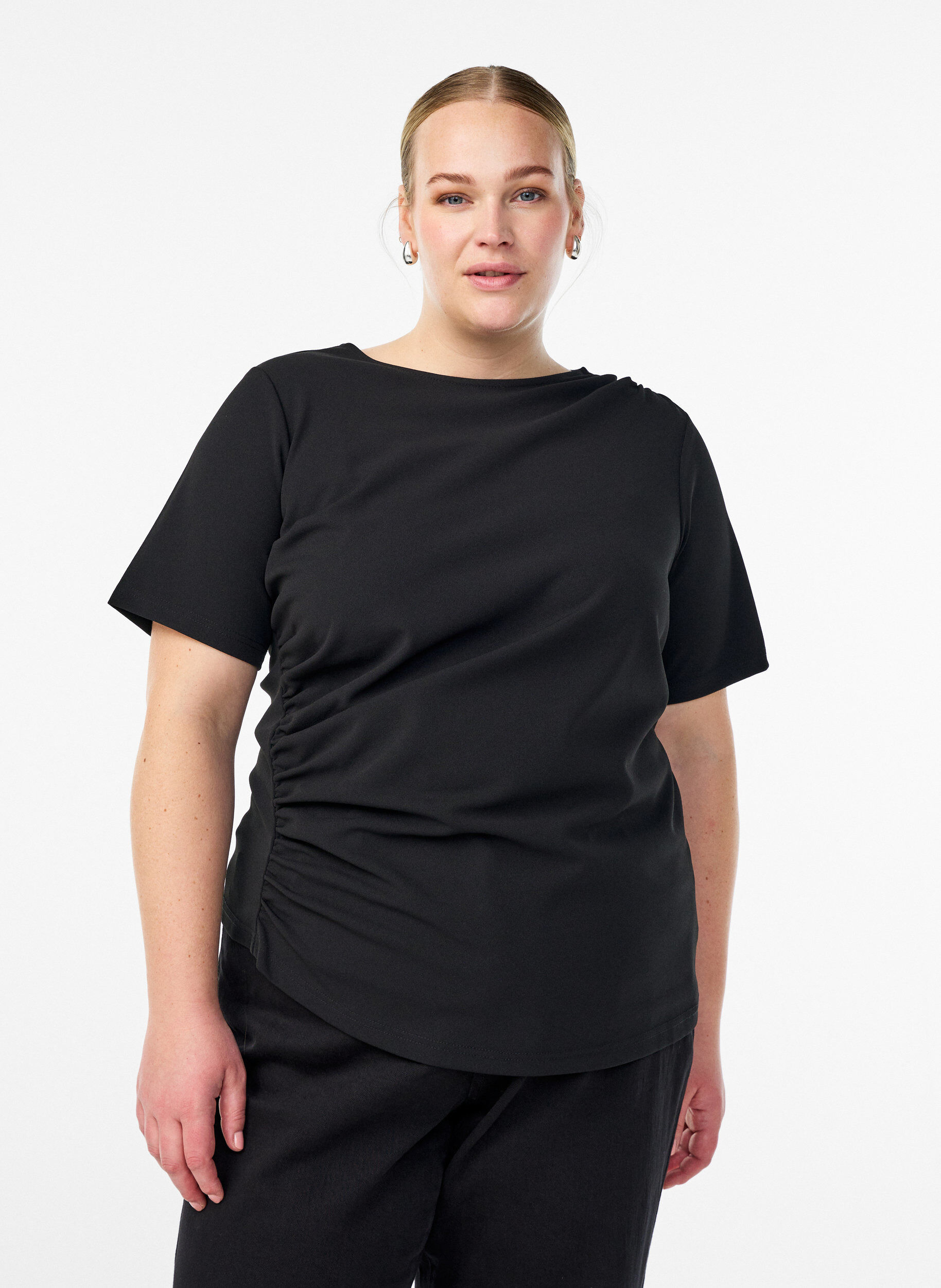 Kortermet bluse med rynking og asymmetrisk fold, Svart, Model