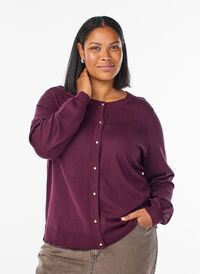 Finstrikket cardigan med kuleknapper, Rød Finstrikket cardigan med kuleknapper, Rød, Model
