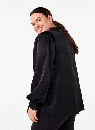 Zizzi Langermet bluse med volanger og V-hals, Black, Model image number 1