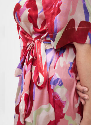 Zizzi Omslagskjole i sateng med trykk, Geranium Graphic AOP, Model image number 2