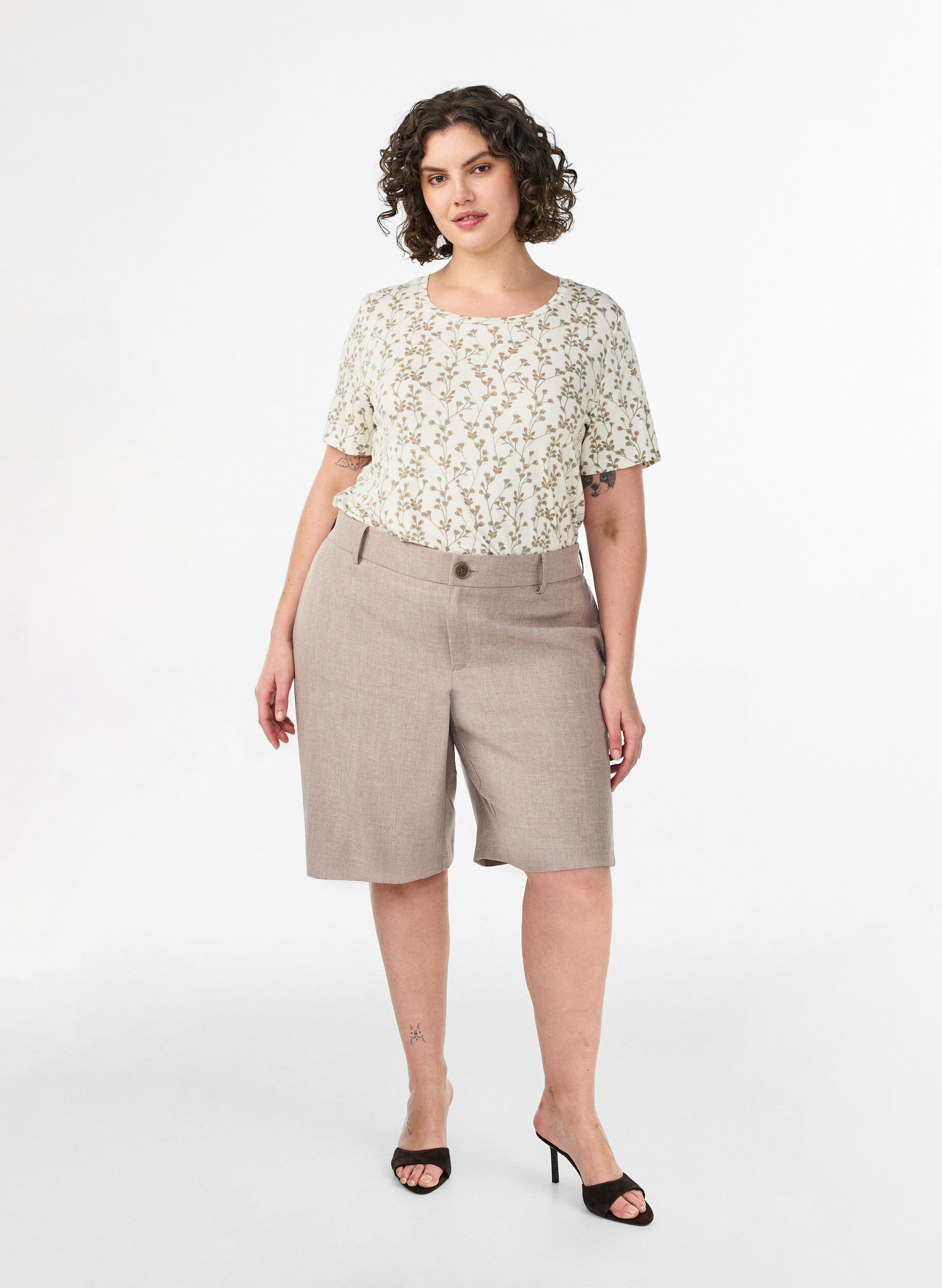 Zizzi T-skjorte med blomstertrykk, Vanilje, Model image number 1