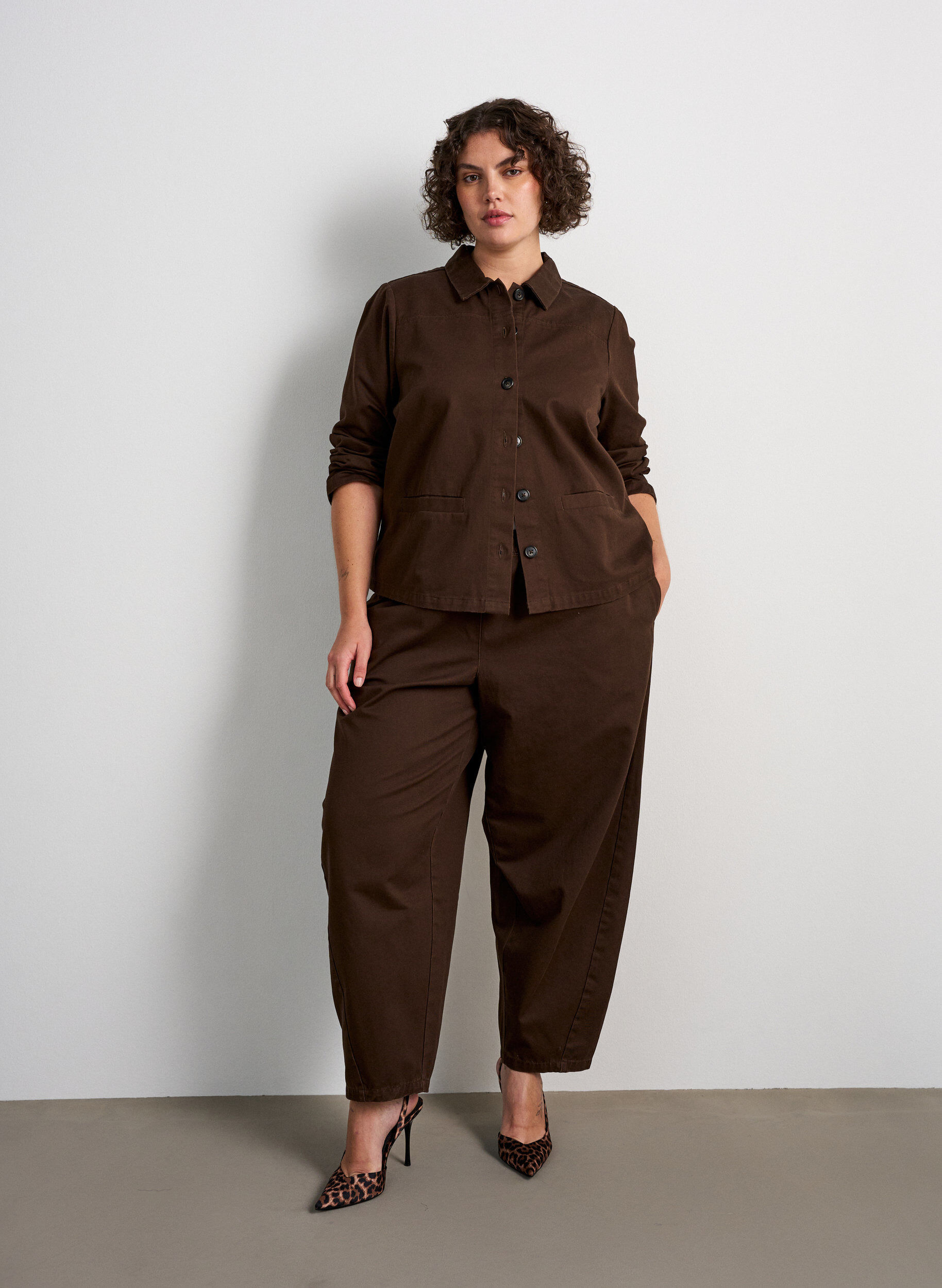 Barrel-jeans med h&oslash;y midje og elastisk linning, Brun, Model