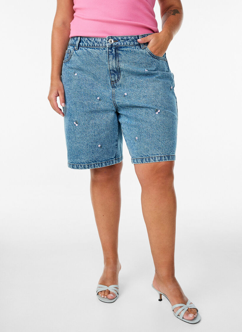 H&oslash;ytlivs denimshorts med broderte motiver, Bl&aring;, Model image number 3