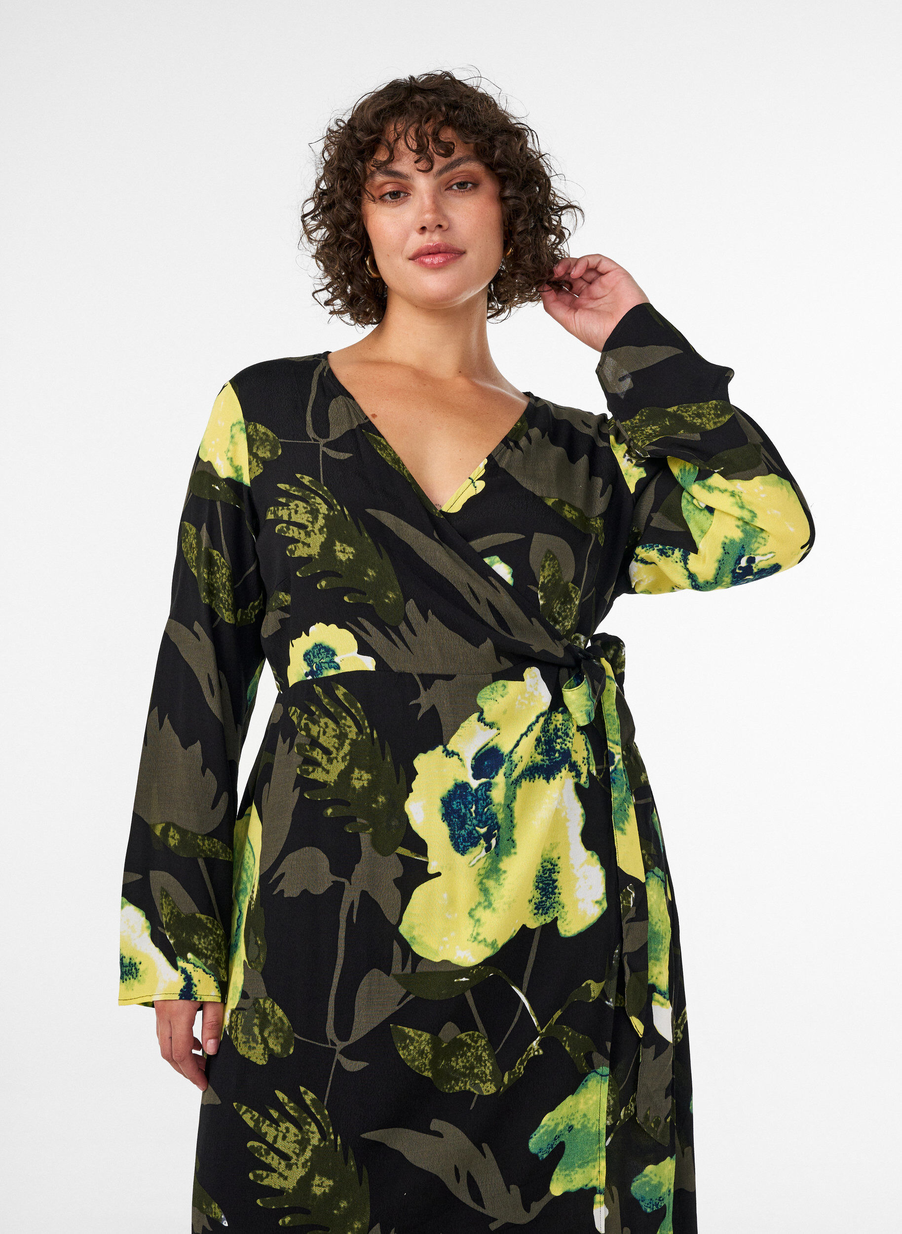 ZizziOmslagskjole med blomster i viskose med et knytebelte, Svart, Model image number 2