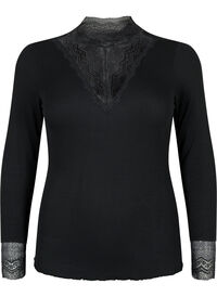 Ribbestrikket viskosebluse med blonder
