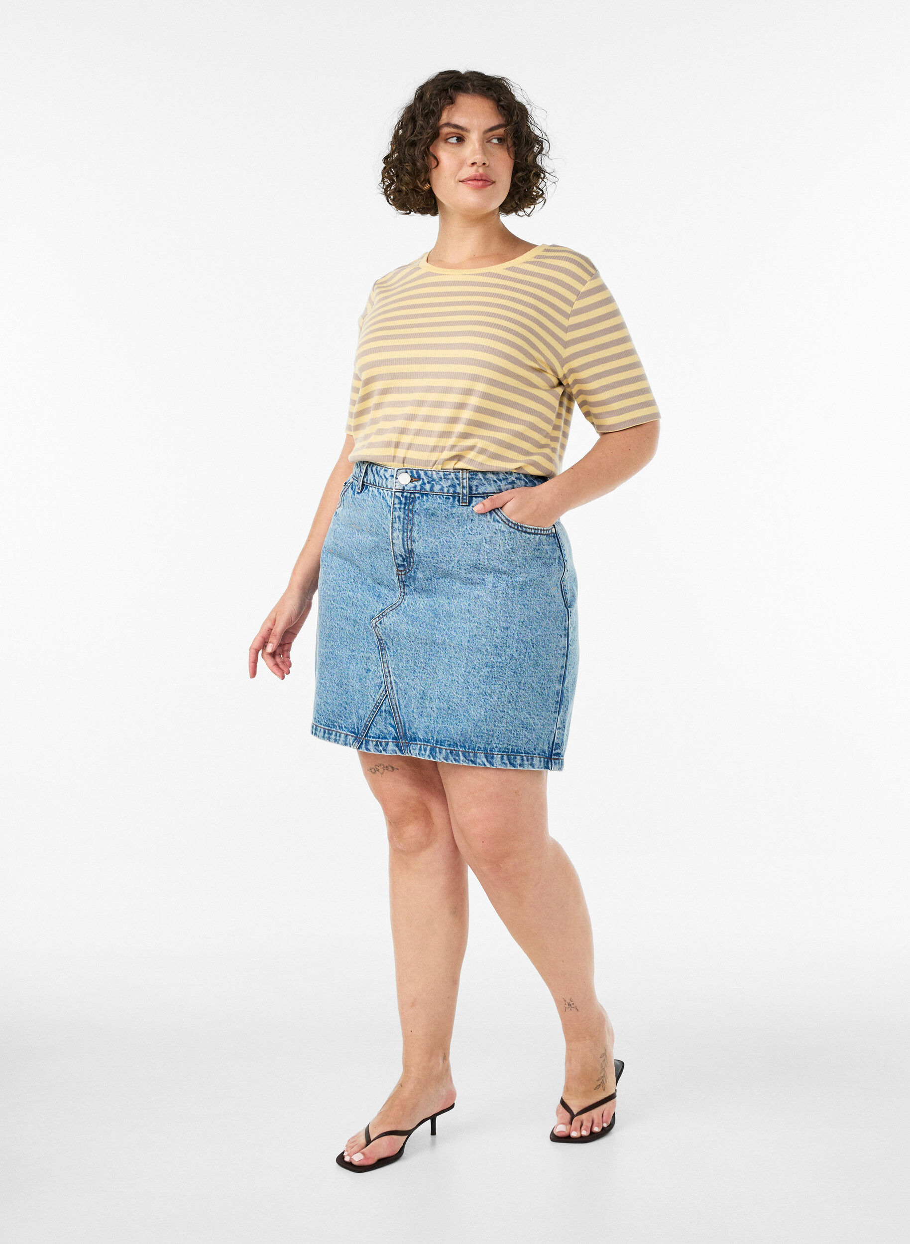 ZizziT-shirt med striper og ribbestrikket struktur, Gul, Model image number 1