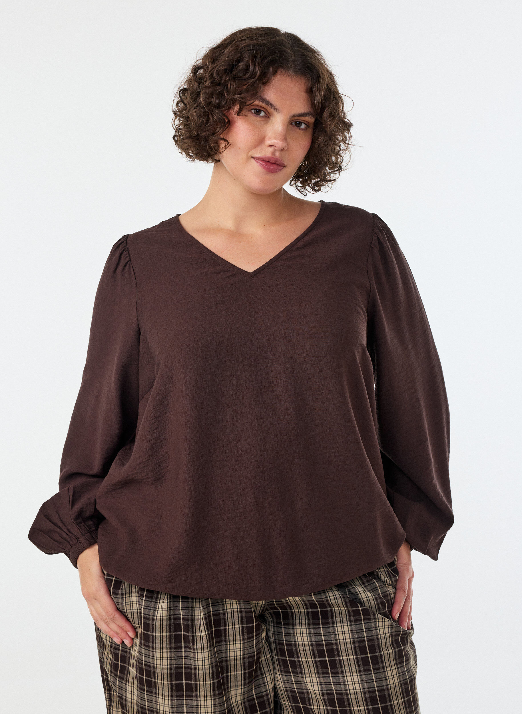 ZizziViskosebluse med V-hals og ballongsilhuett, Brun, Model image number 0