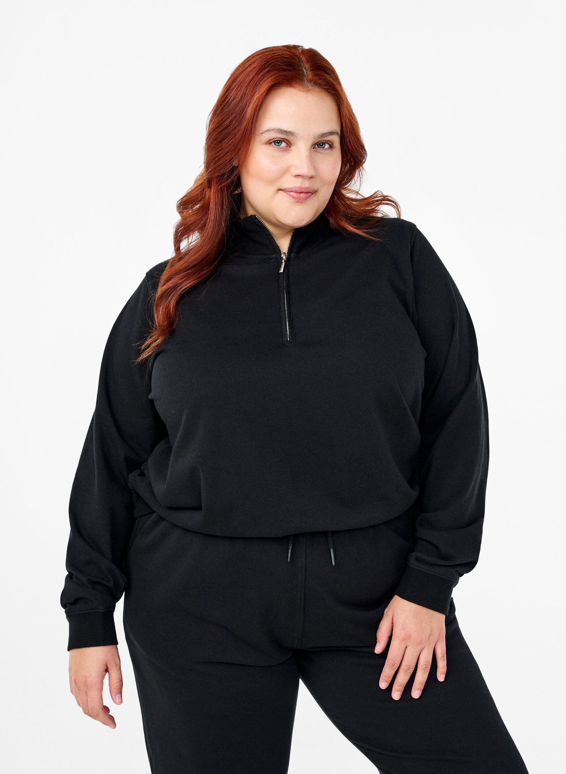 Zizzi H&oslash;yhalset sweatshirt med glidel&aring;s, Svart, Model image number 0