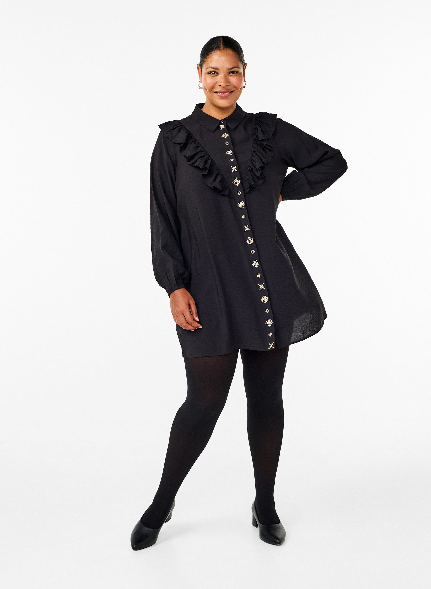 Zizzi Skjortekjole med volanger og broderier, Black, Model image number 3
