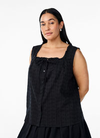 Ermeløs bluse med broderi anglaise og volanger, Svart Ermeløs bluse med broderi anglaise og volanger, Svart, Model