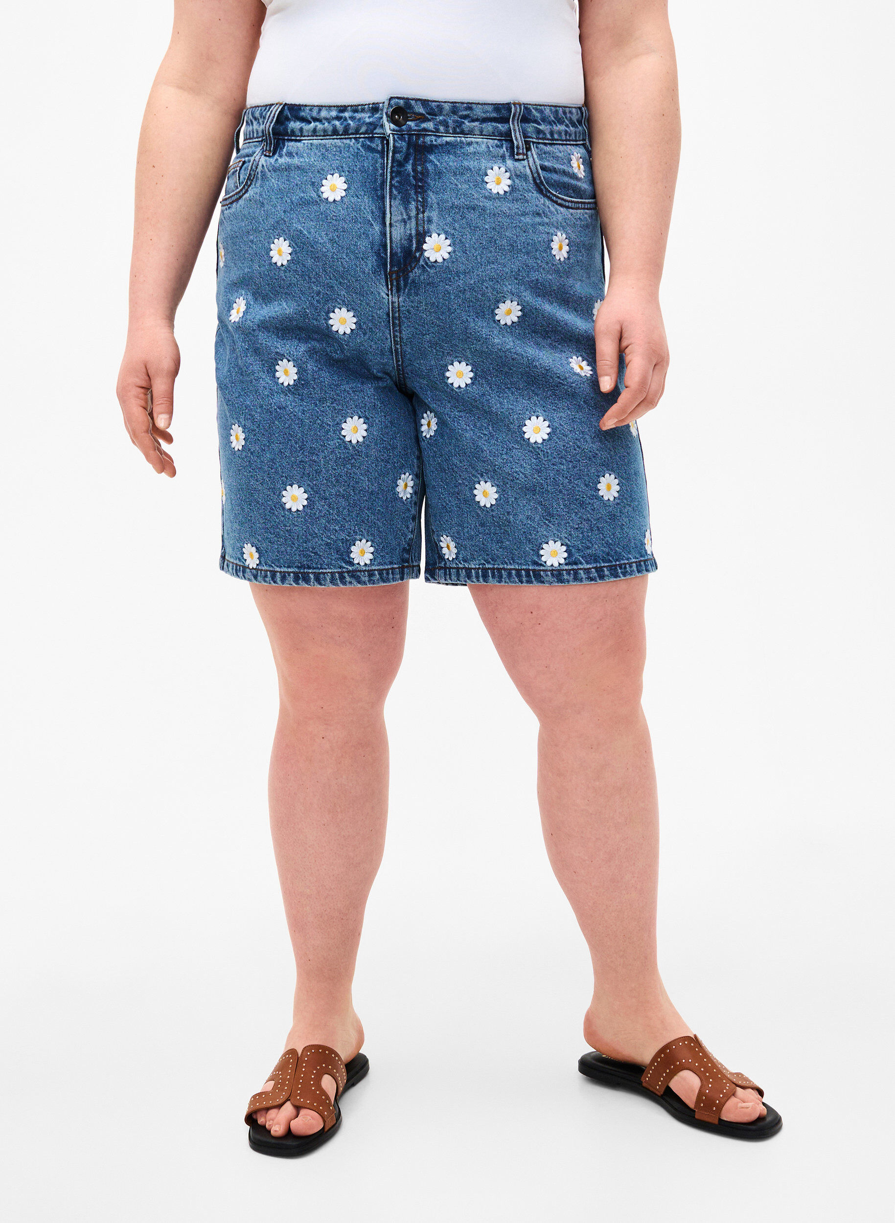 Zizzi Mille shorts med h&oslash;y midje og broderte blomster, L.B. Flower, Model image number 2
