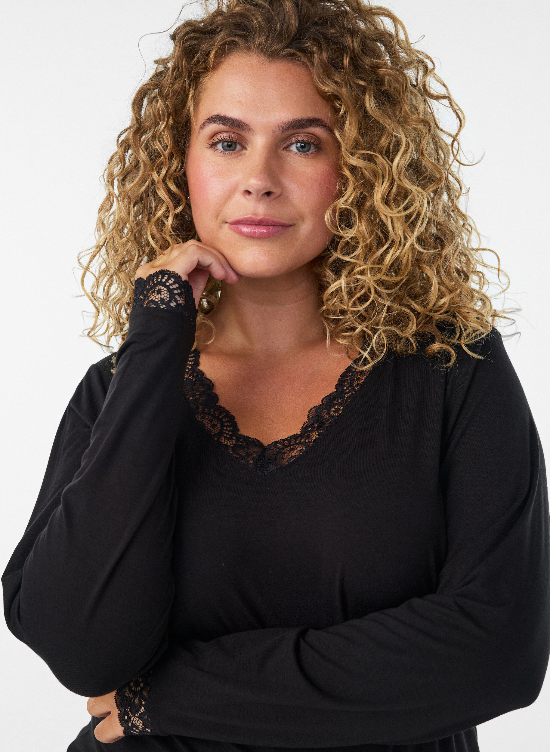 ZizziViskose bluse med blonder og V-hals, Svart, Model image number 3
